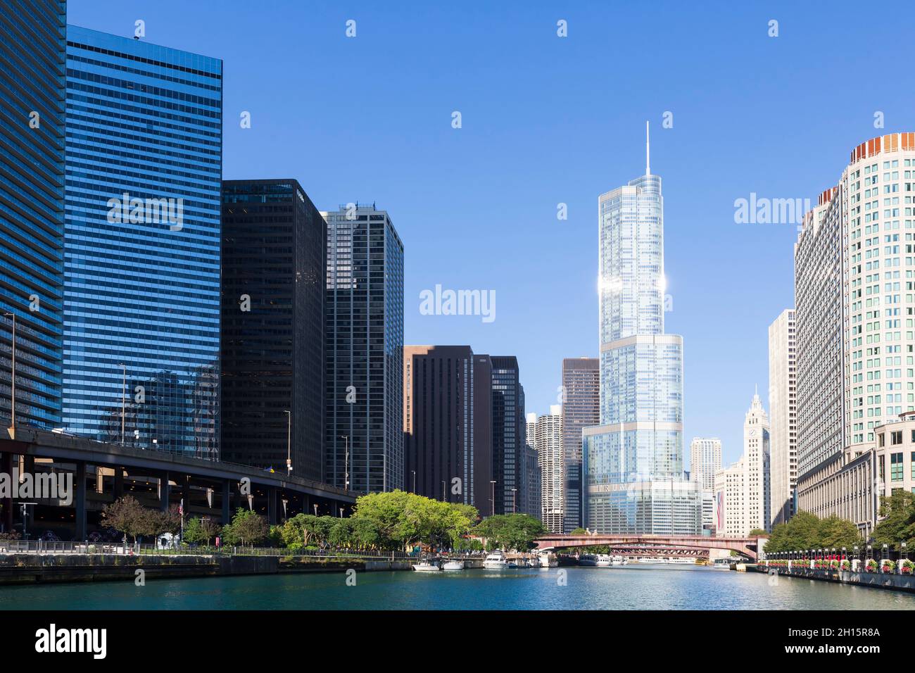 Chicago Riverwalk, Wolkenkratzer und historische Architektur sind einige der Attraktionen am Hauptstiel des Chicago River Stockfoto