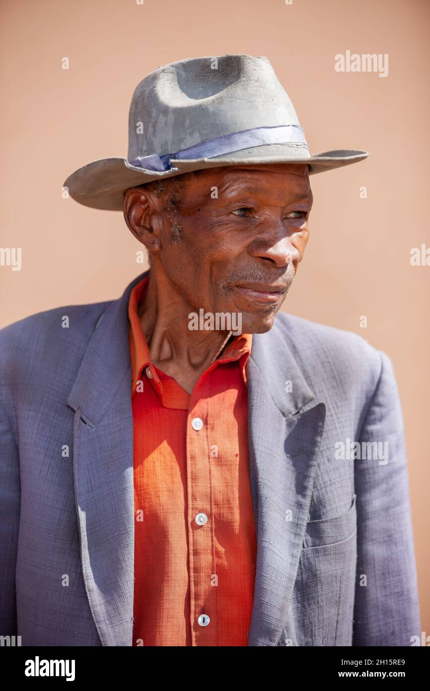 Altes afrikanisches Portrait traditionelles Dorfleben Afrika, Botswana Stockfoto