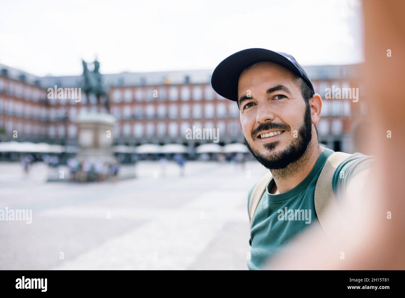 Glücklicher Mann besucht Plaza Mayor in Madrid, Spanien - Tourismus- und Urlaubskonzept Stockfoto