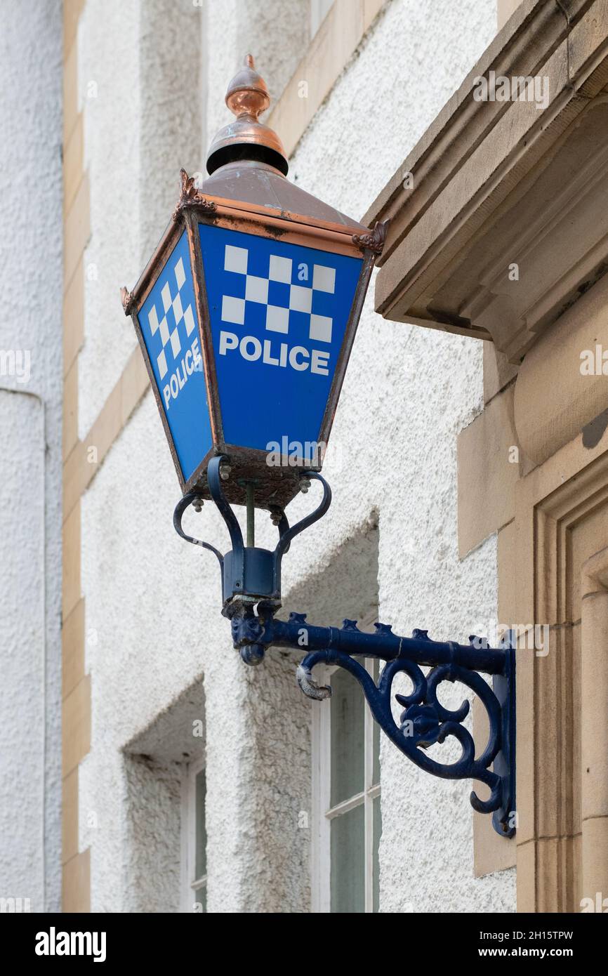 Traditionelles Polizeilampenschild vor der Polizeistation von North Berwick, East Lothian, Schottland, Großbritannien Stockfoto