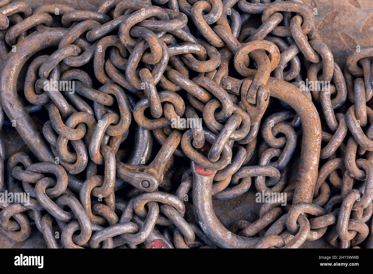 Baukette. Rostige Ketten Hintergrund. Kette zum Anheben von Lasten auf einer Baustelle Stockfoto