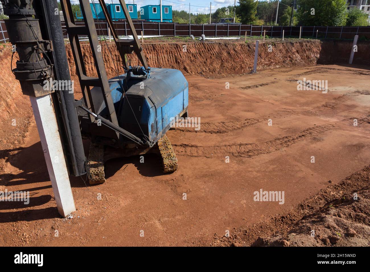 Fundament stapelt Bohrmaschine. Vortrieb für die Gründung eines neuen Hauses. Hydraulische Pfahlbohrmaschine auf Industriebaustelle. Stockfoto