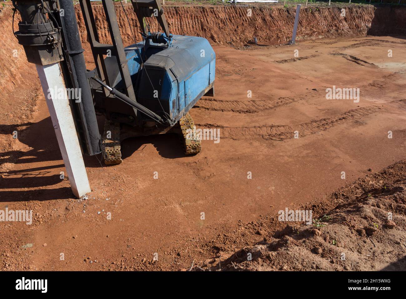 Fundament stapelt Bohrmaschine. Vortrieb für die Gründung eines neuen Hauses. Hydraulische Pfahlbohrmaschine auf Industriebaustelle. Stockfoto