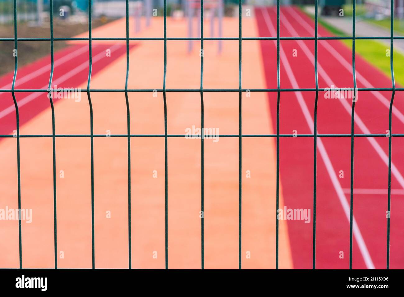 Geschlossener Sportplatz während der Covid-Pandemie. Leeres Sportstadion hinter dem Zaun. Geschlossenes Stadion Stockfoto