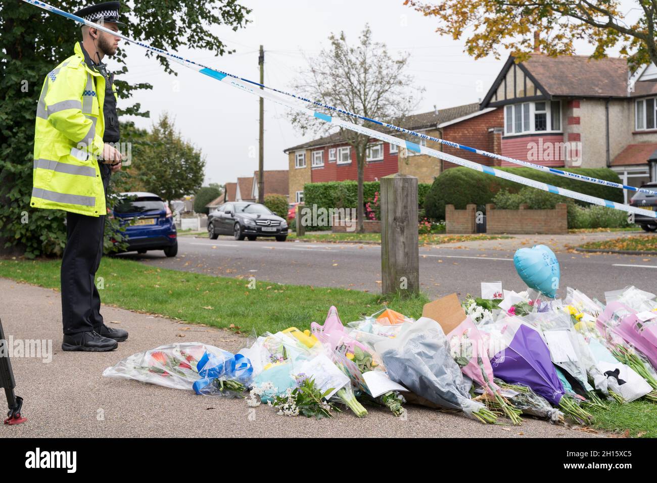 Leigh on Sea, Essex, Großbritannien. Oktober 2021. Tribute von Blumen, Fotos und Kerzen, die in der Nähe der Belfairs Methodist Church an der Eastwood Road für den konservativen Abgeordneten Sir David Amess gesehen wurden, der ermordet wurde, als er seine Operationen für Anwohner bei First Come & First Serve anbot. Ein 25-jähriger Mann - der als Brite mit somalischem Erbe verstanden wurde - wurde sofort vor Ort verhaftet. Das Kommando zur Bekämpfung des Terrorismus leitet Ermittlungen an, die als terroristischer Vorfall behandelt werden. Credt: Xiu Bao/Alamy Live News Stockfoto