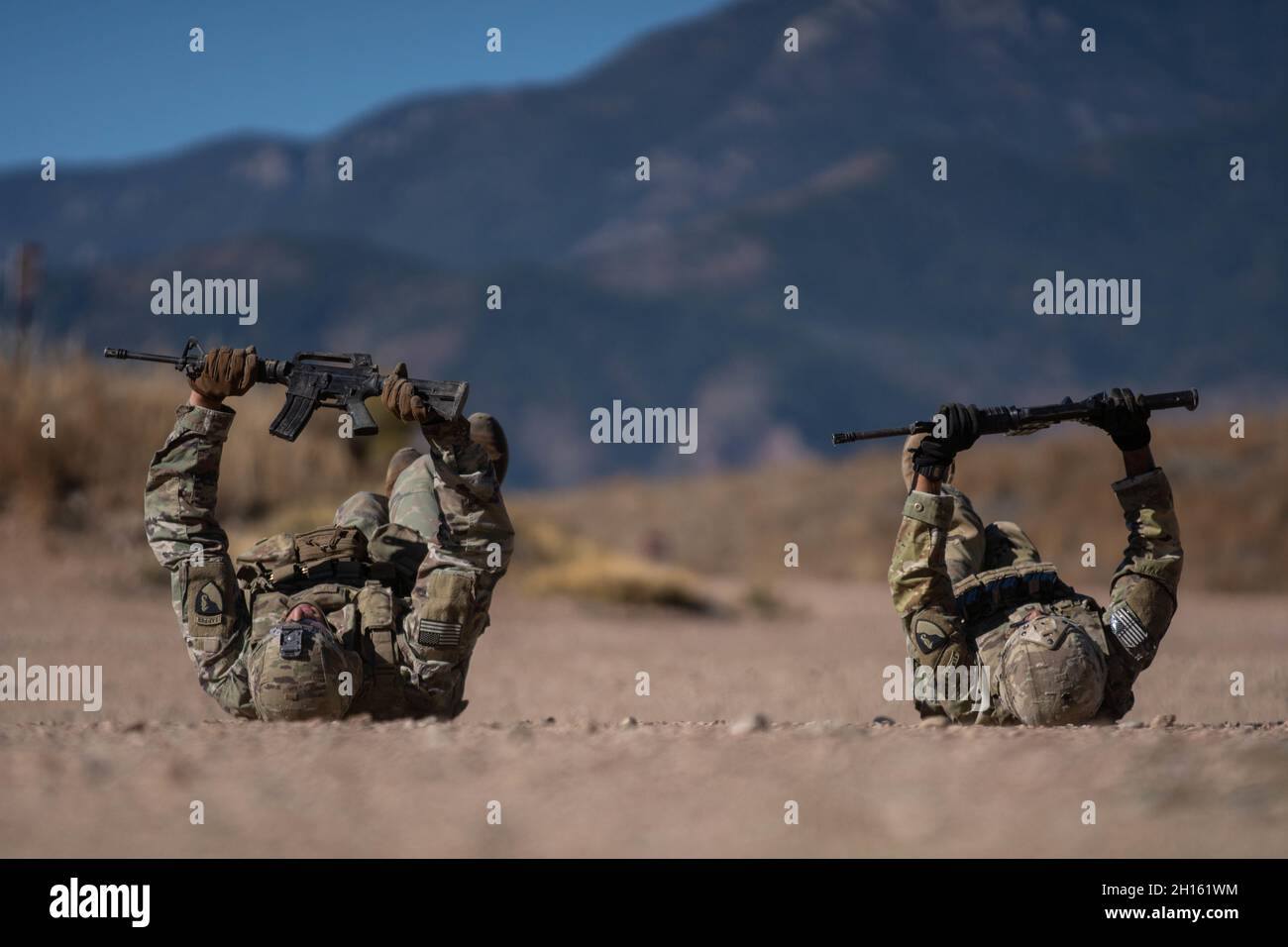 Zwei Kandidaten für die Best Sapper Competition Exercise Together, 13. Oktober 2021, Fort Carson, Colorado. Jedes Team bestand aus zwei Soldaten, die während des gesamten Wettkampfs zusammenarbeiteten. (USA Armee-Foto von SPC. Scyrrus Corregidor) Stockfoto