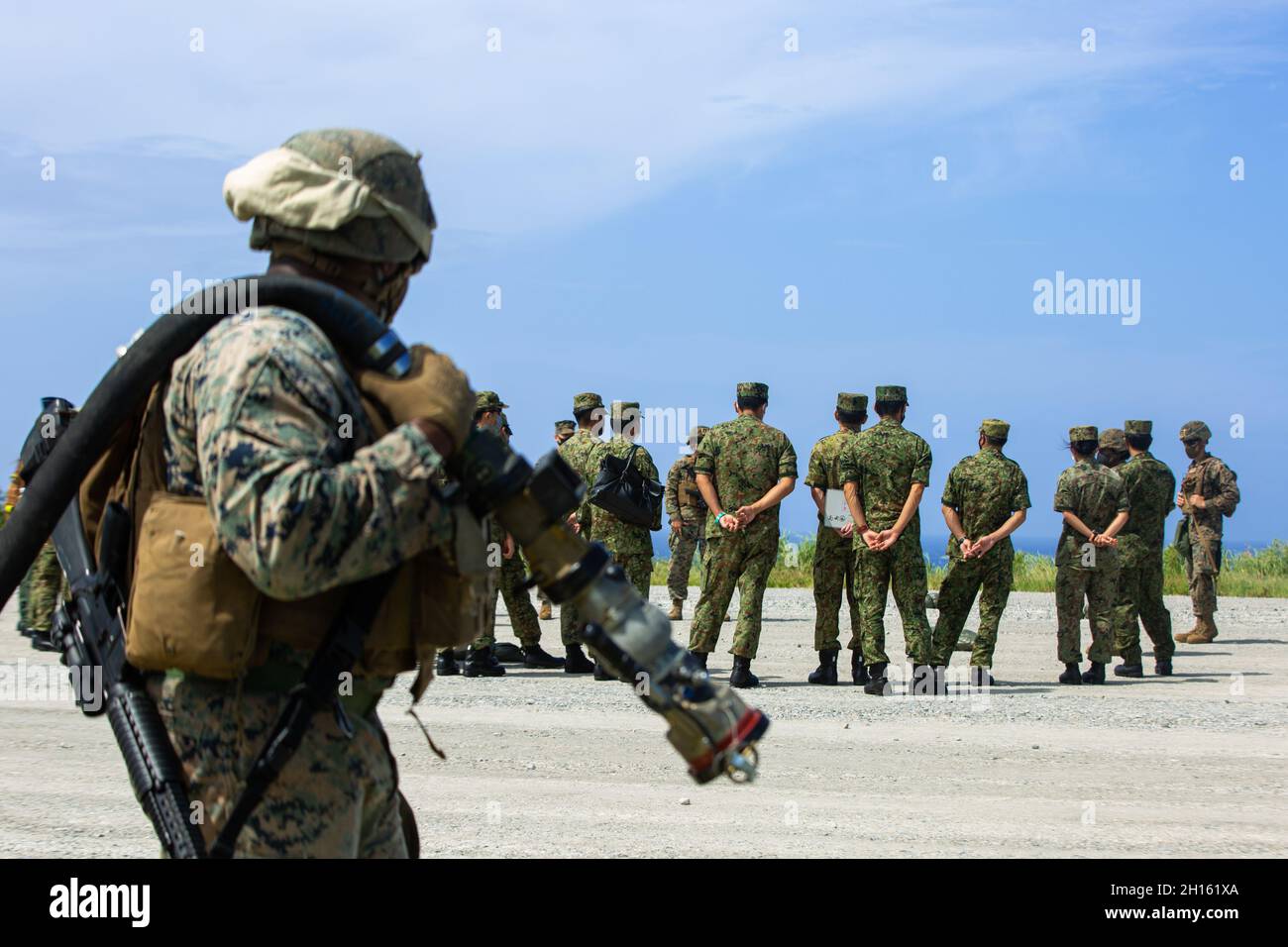 US-Marine mit Marine Aircraft Group 36, 1. Marine Aircraft Wing, demonstrieren die Fähigkeiten einer Vorwärtsbewaffnung und Betankung für Beobachter der japanischen Selbstverteidigungskräfte auf IE Shima, Okinawa, Japan, 6. Oktober 2021. Marine Wing Support Squadron (MWSS) 172, 1. Marine Aircraft Wing gründete ein FARP auf einem Flugplatz, der von 2d Bataillon, 3d Marines gesichert wurde, um den Flugbetrieb zur Unterstützung von Expeditionary Advanced Base Operations (USA) aufrechtzuerhalten Marine Corps Foto von CPL. Jackson Dukes) Stockfoto