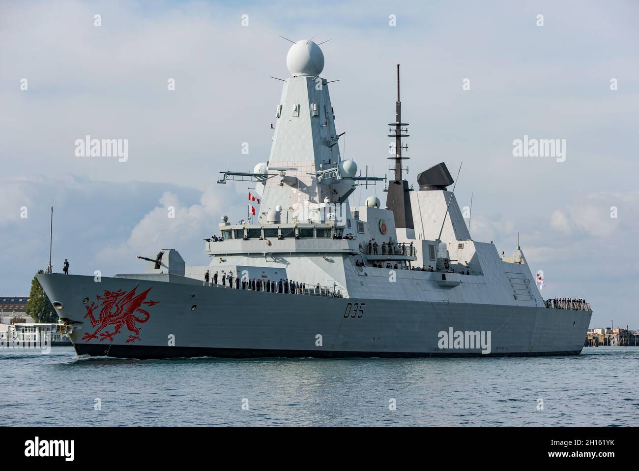 HMS Dragon (D35) wird am 16. Oktober 2021 aus Portsmouth, Großbritannien, eingesetzt. Stockfoto