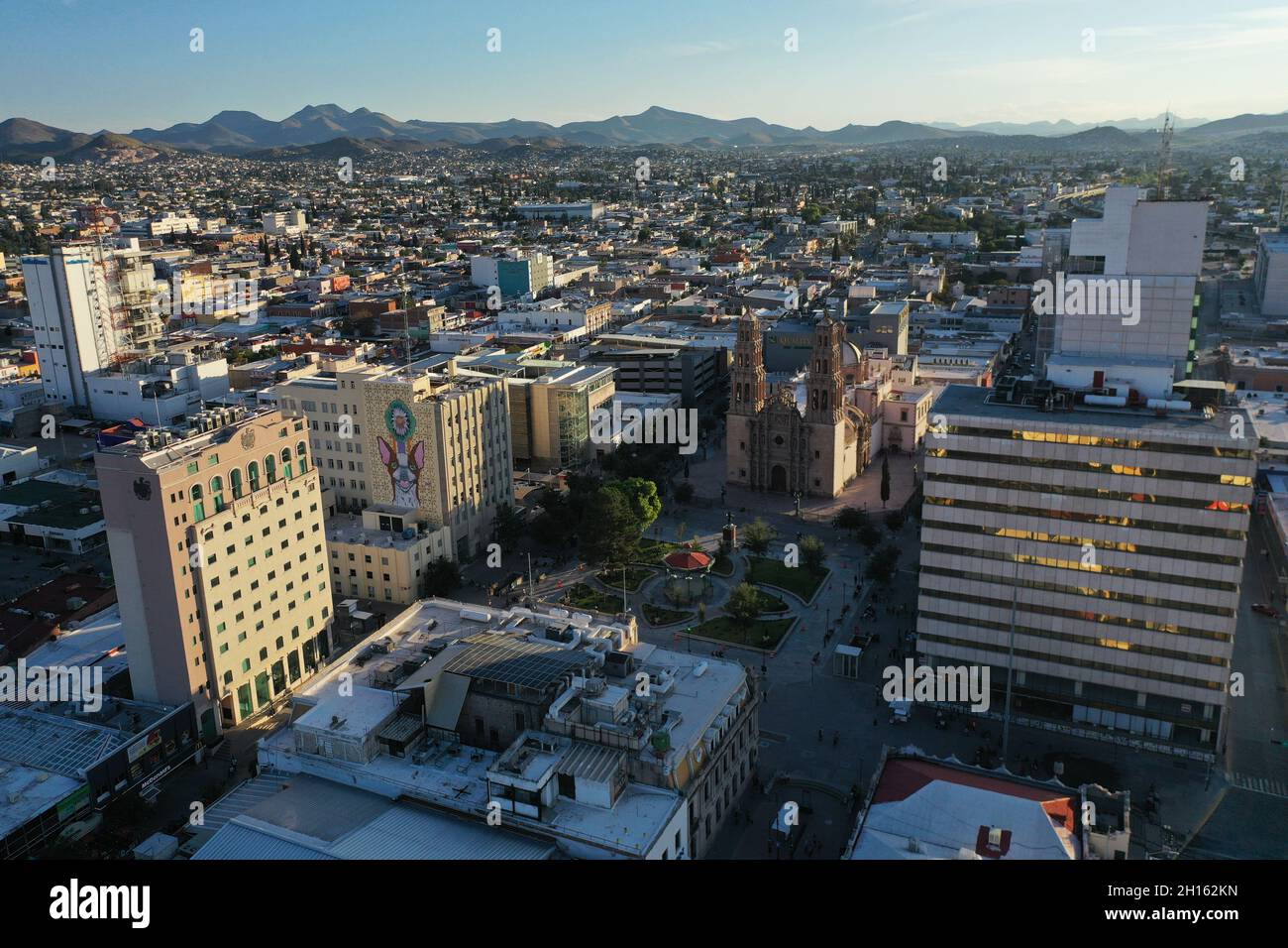 Luftaufnahme der Plaza de Armas, Kiosk und Regierungspalast von Chihuahua in Chihuahua, Mexiko. Stadtlandschaft, (Foto von Luis Gutierrez Norte Photo) .. Vista aérea plaza de armas, kiosco y palacio de gobierno de de Chihuahua en Chihuahua, Mexiko. Paisaje de ciudad, (Foto von Luis Gutierrez Norte Foto).. Stockfoto