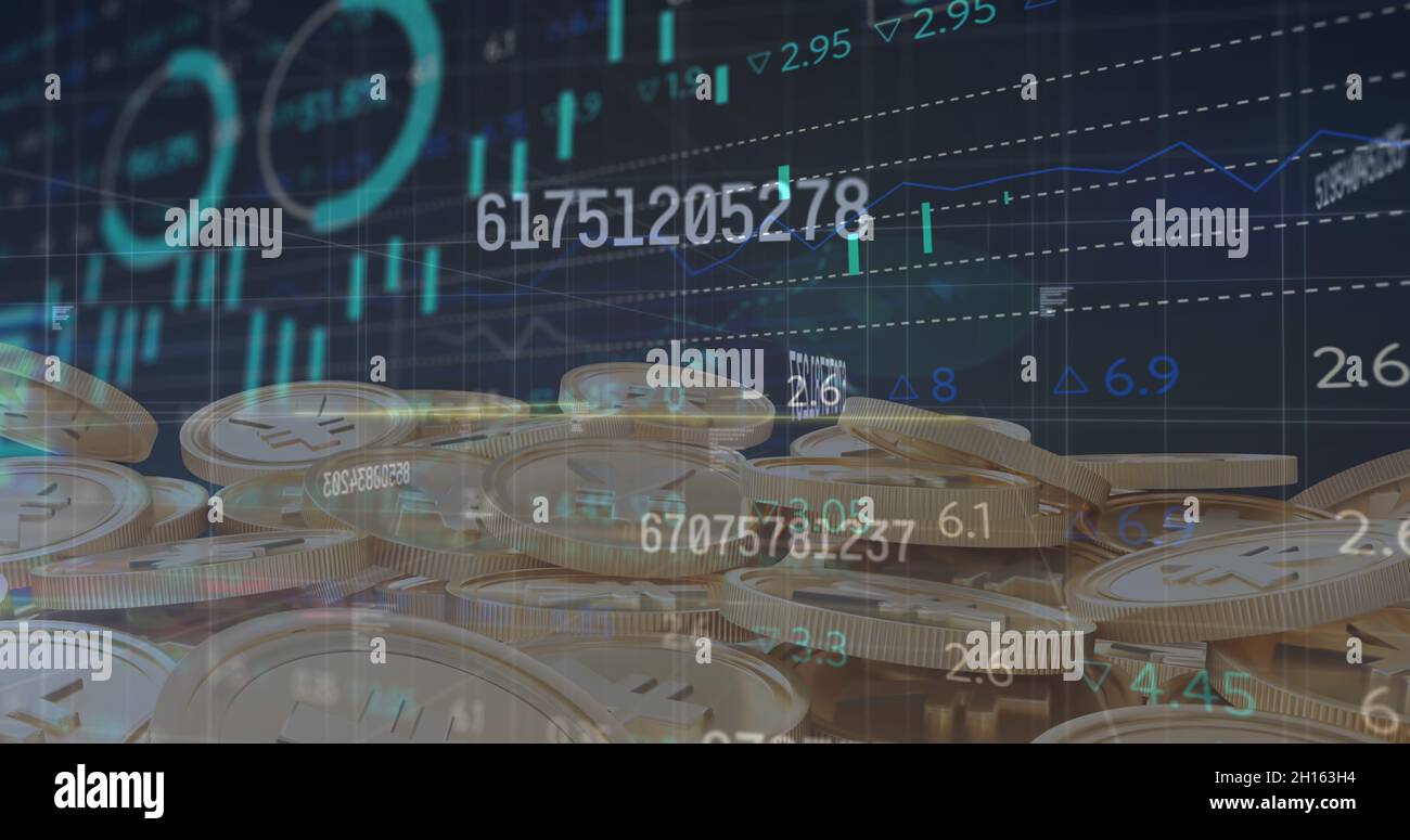 Bild von sich ändernden Zahlen und Datenverarbeitung über Gold-Yen-Münzen Stockfoto