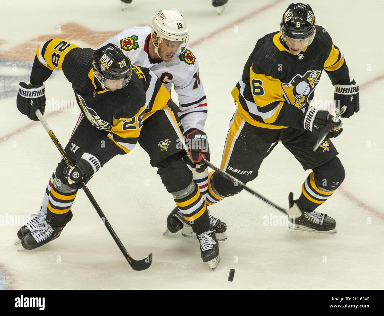 Pittsburgh, Usa. Oktober 2021. Pittsburgh Penguins Verteidiger Marcus Pettersson (28) und Pittsburgh Penguins Verteidiger John Marino (6) hält Chicago Blackhawks Zentrum Jonathan Toews (19) nach dem Puck während der ersten Periode in der PPG Paints Arena in Pittsburgh am Samstag, 16. Oktober 2021. Foto von Archie Corper/UPI Credit: UPI/Alamy Live News Stockfoto