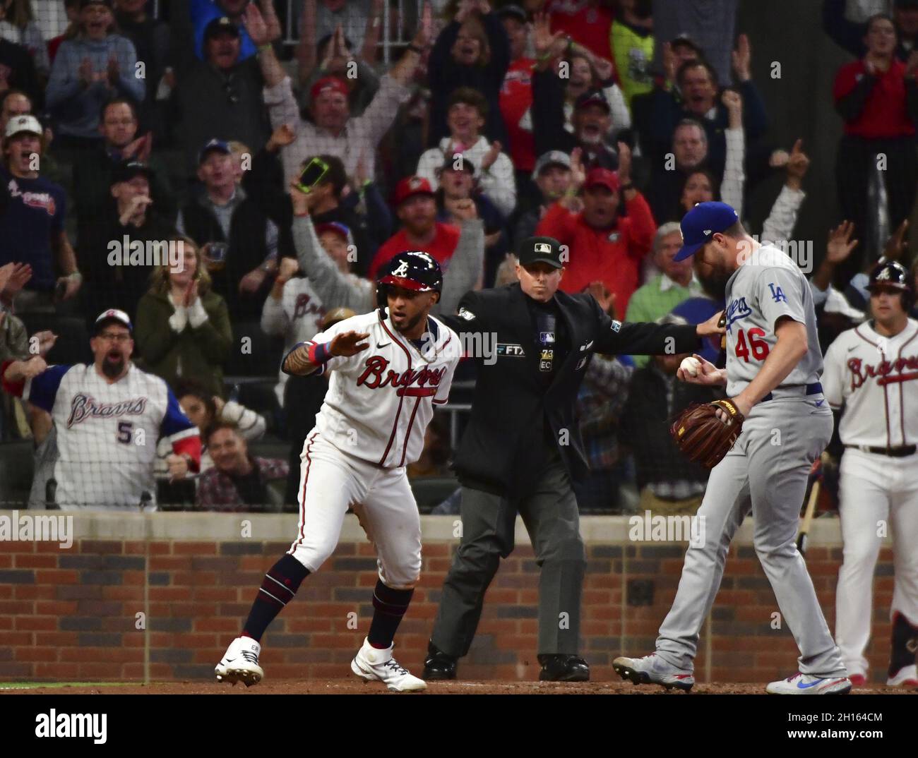 Atlanta, Usa. Oktober 2021. Atlanta Braves, der linke Feldspieler Eddie Rosario (L), feiert beim ersten Inning in Spiel eins des MLB NLCS im Truist Park am 16. Oktober 2021 in Atlanta, Georgia, einen Treffer von der dritten Basis auf einem wilden Spielfeld durch den Los Angeles Dodgers Pitcher Corey Knebel (46). Foto von David Tulis/UPI Credit: UPI/Alamy Live News Stockfoto