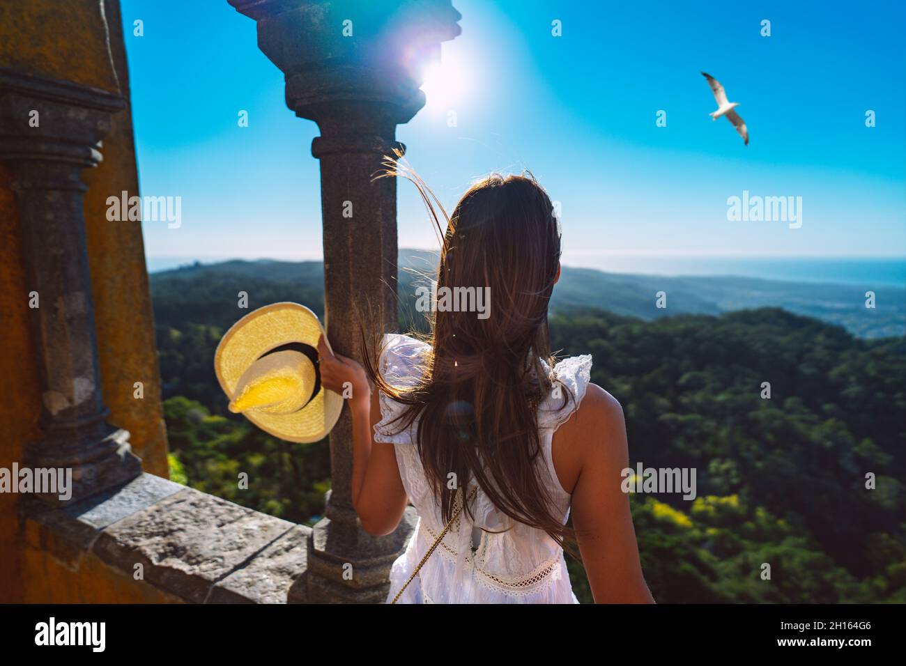 Touristenfrau mit Sonnenhut und schöner Aussicht in Sintra, Portugal. Urlaub Portugal im Sommer Stockfoto