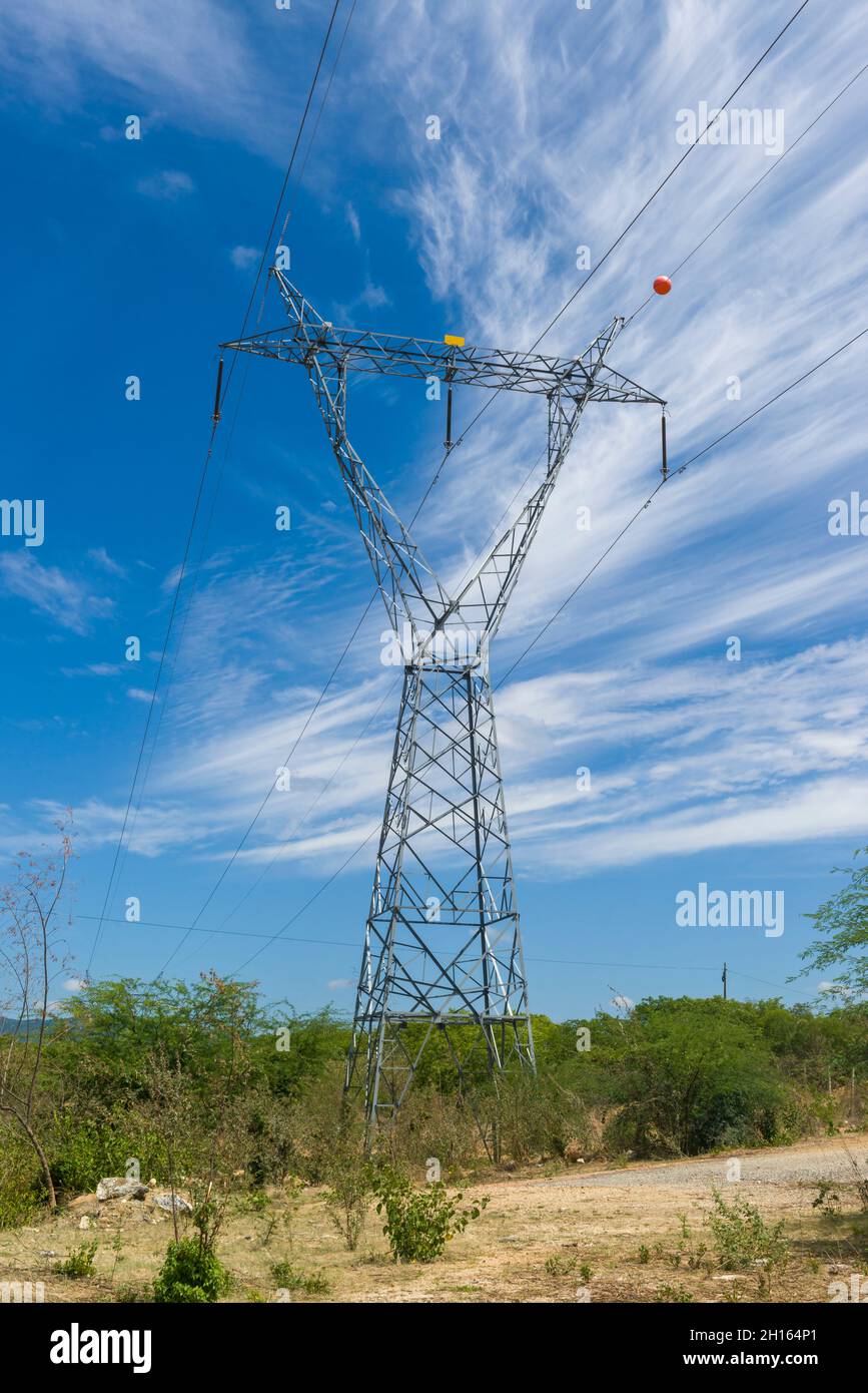 Elektrifizierungsturm in Sertania, Pernambuco, Brasilien, am 29. Dezember 2020. Stockfoto