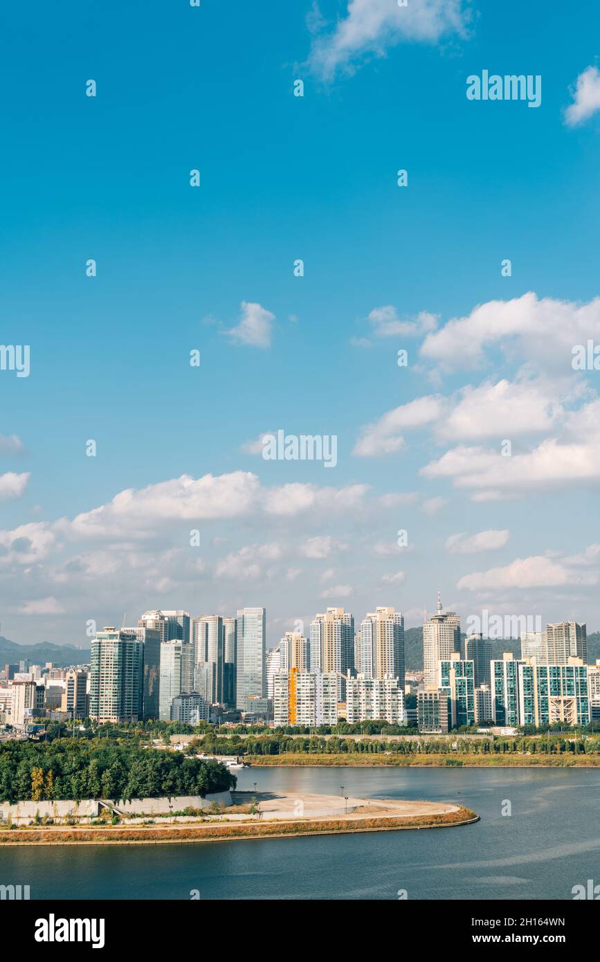 Moderne Gebäude und der Han-Flusspark der Nodeulseom-Insel in Seoul, Korea Stockfoto