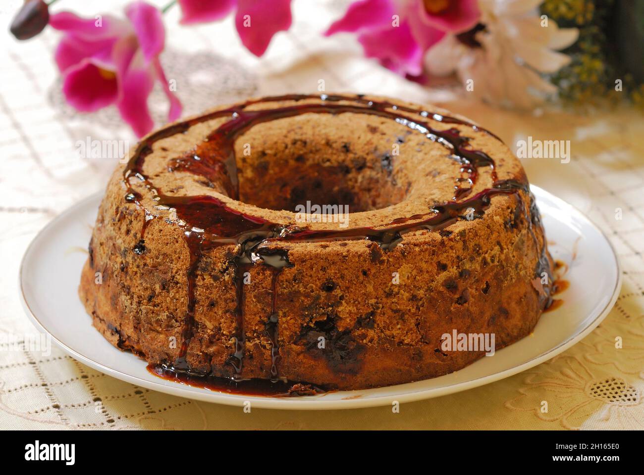 Hausgemachter rustikaler Schokoladenkuchen. Brasilianisches Dessert. Stockfoto