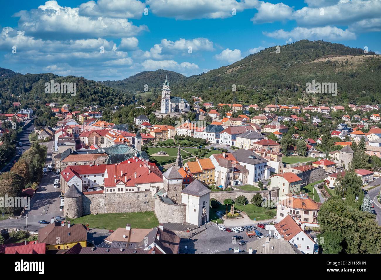 Luftaufnahme von Kremnica, gut erhaltene mittelalterliche Stadt über wichtigen Goldminen gebaut ist der Ort der ältesten noch funktionierenden Münzstätte der Welt, Fort Stockfoto