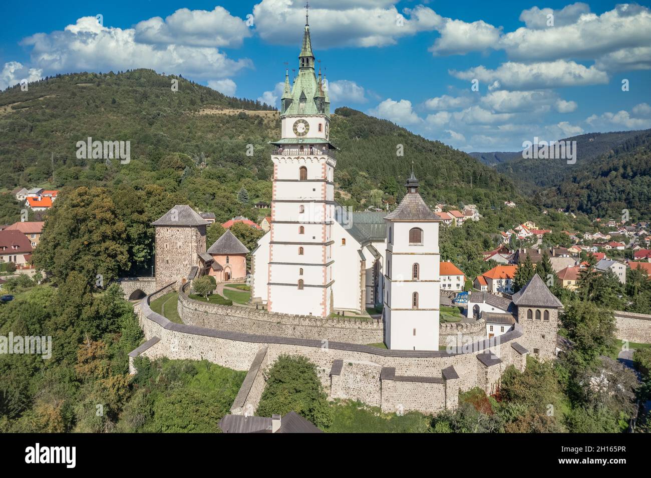 Luftaufnahme von Kremnica, gut erhaltene mittelalterliche Stadt über wichtigen Goldminen gebaut ist der Ort der ältesten noch funktionierenden Münzstätte der Welt, Fort Stockfoto