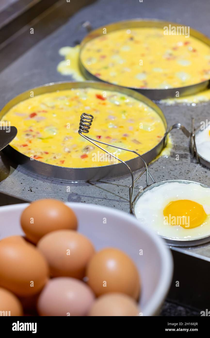 Beim Frühstück gab es ein paar Omelettes und Eier auf der heißen Platte, die kochten Stockfoto