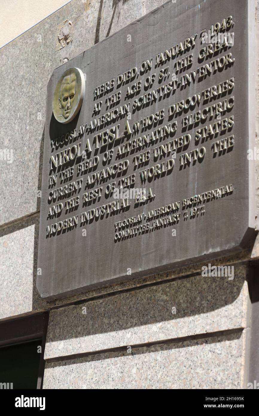 Gedenktafel von Nikola Tesla an der Außenwand des New Yorker Hotels, wo er am 01/07/1943 im Alter von 87 Jahren starb.Manhattan.New York City.USA Stockfoto