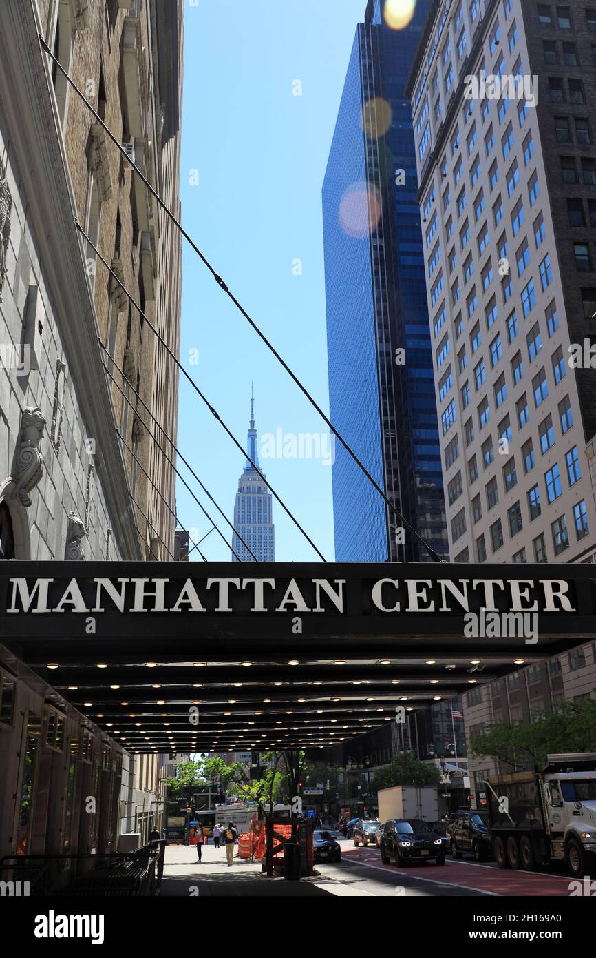 Manhattan Center in der 34th Street mit Empire State Building im Hintergrund.Midtown Manhattan.New York City.USA Stockfoto