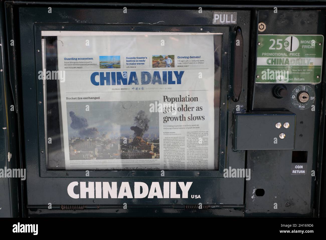 China Daily eine englischsprachige Tageszeitung im Besitz der Werbeabteilung der Kommunistischen Partei Chinas in China, die in einem Zeitungsautomaten zum Verkauf angeboten wird.Midtown Manhattan.New York City.USA Stockfoto