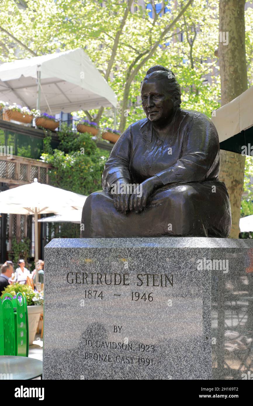 Die Bronzestatue der amerikanischen Schriftstellerin Gertrude Stein im Bryant Park. Midtown Manhattan, New York City, USA Stockfoto