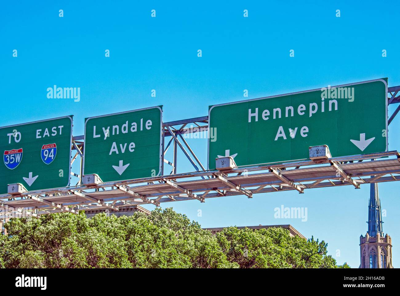 Straßen- und Autobahnschilder, Hennepin Ave & Lyndale Ave, 35W & 94 Interstate Highways, Minneapolis, Minnesota Stockfoto