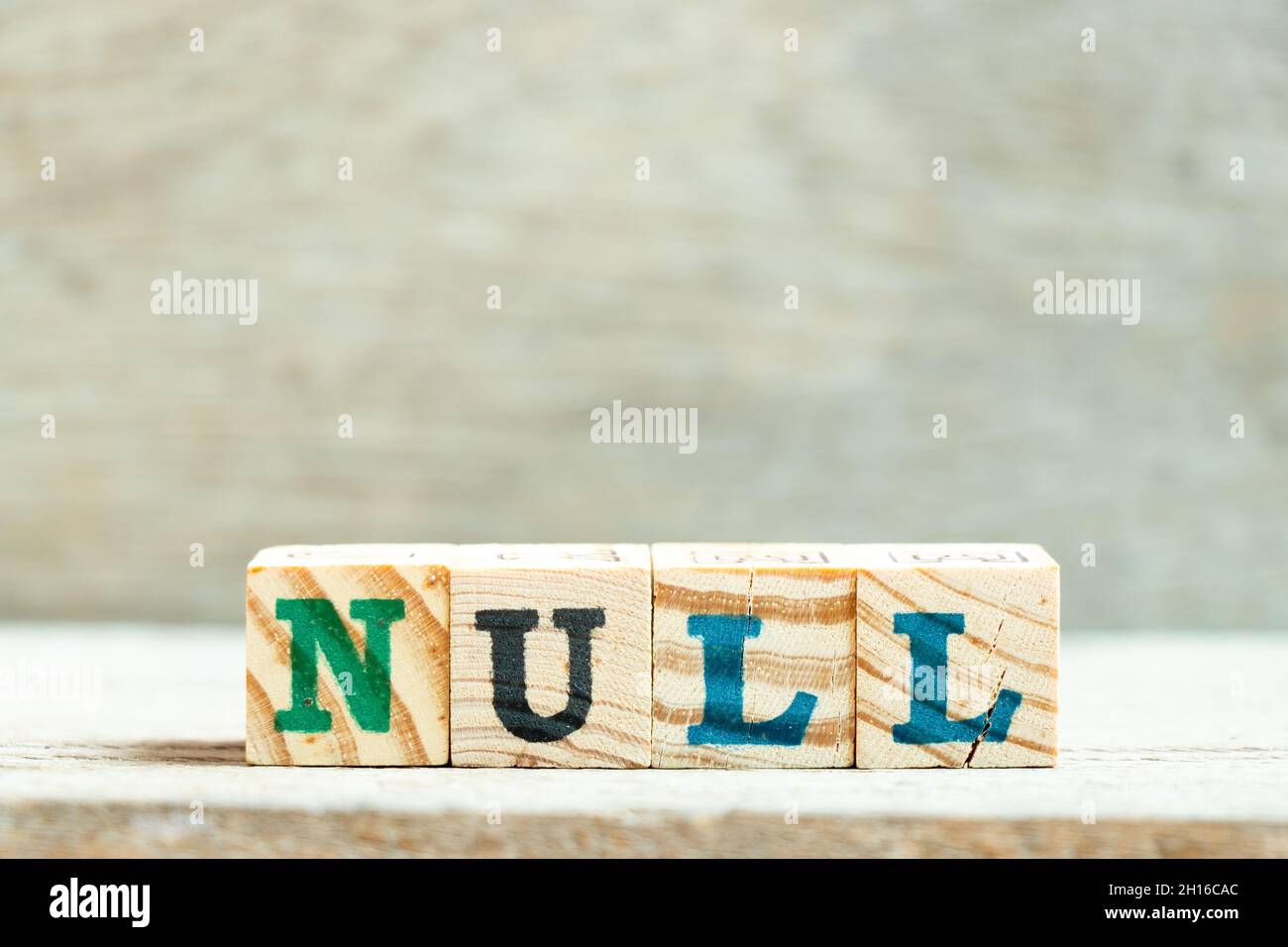 Buchstabenblock in Wort Null auf Holzhintergrund Stockfoto