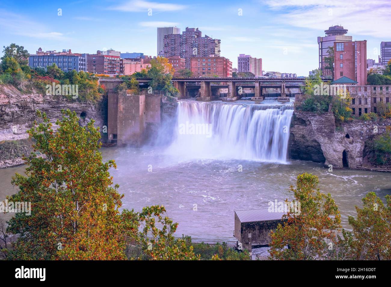 Blick auf den Hochfall von der Brücke Pont De Rennes im Herbst. Rochester. New York. USA Stockfoto