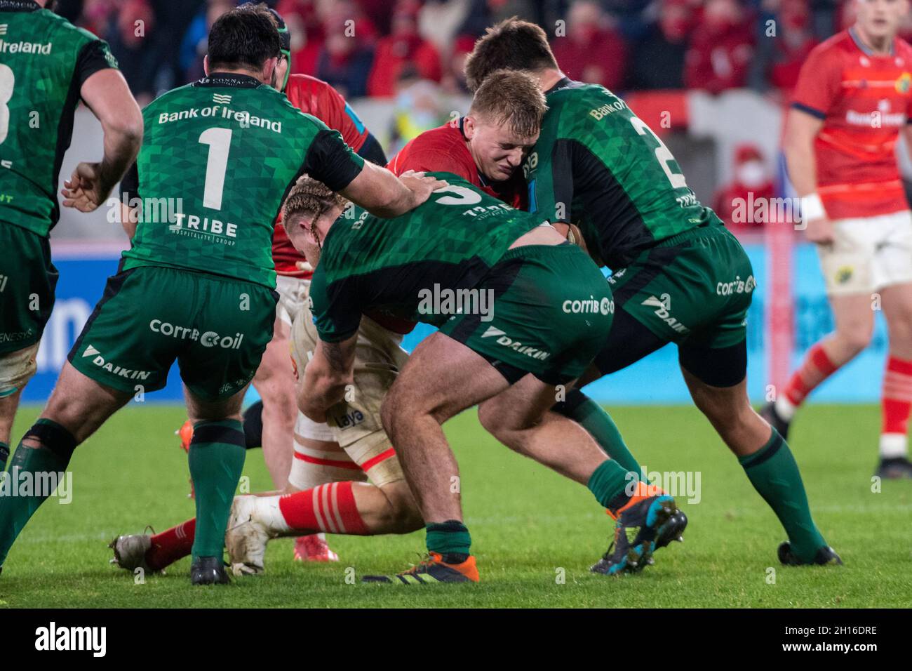 Rory SCANNELL aus Münster wurde von Finlay BEALHAM aus Connacht und Dave HEFFERNAN aus Connacht während des United Rugby Championship Round 4-Spiels zwischen Munster Rugby und Connacht Rugby am 16. Oktober 2021 im Thomond Park in Limerick, Irland, angegangen (Foto: Andrew SURMA/ SIPA USA). Stockfoto