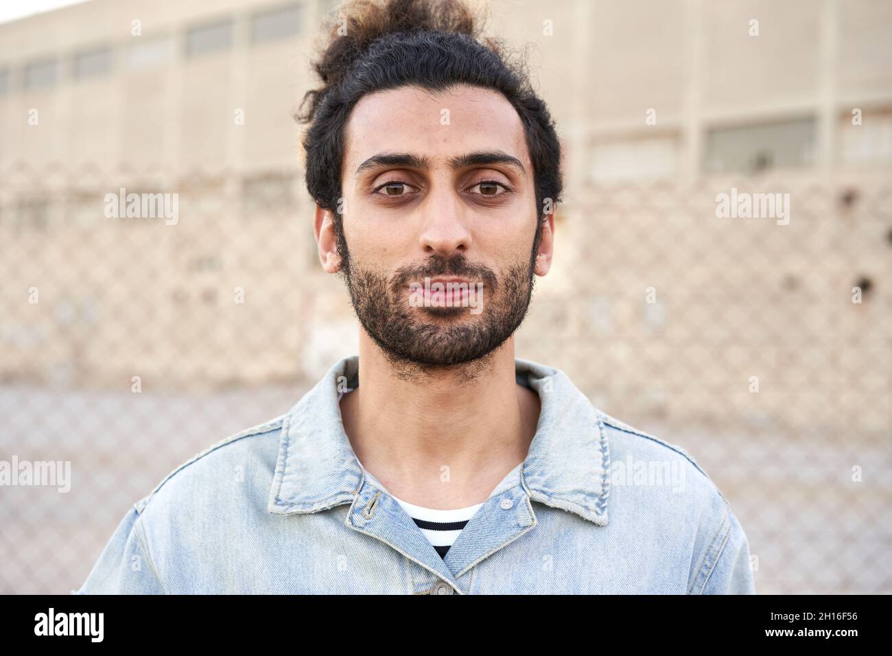 Porträt eines ernsthaften muslimischen jungen Mannes, der die Kamera anschaut. Stockfoto