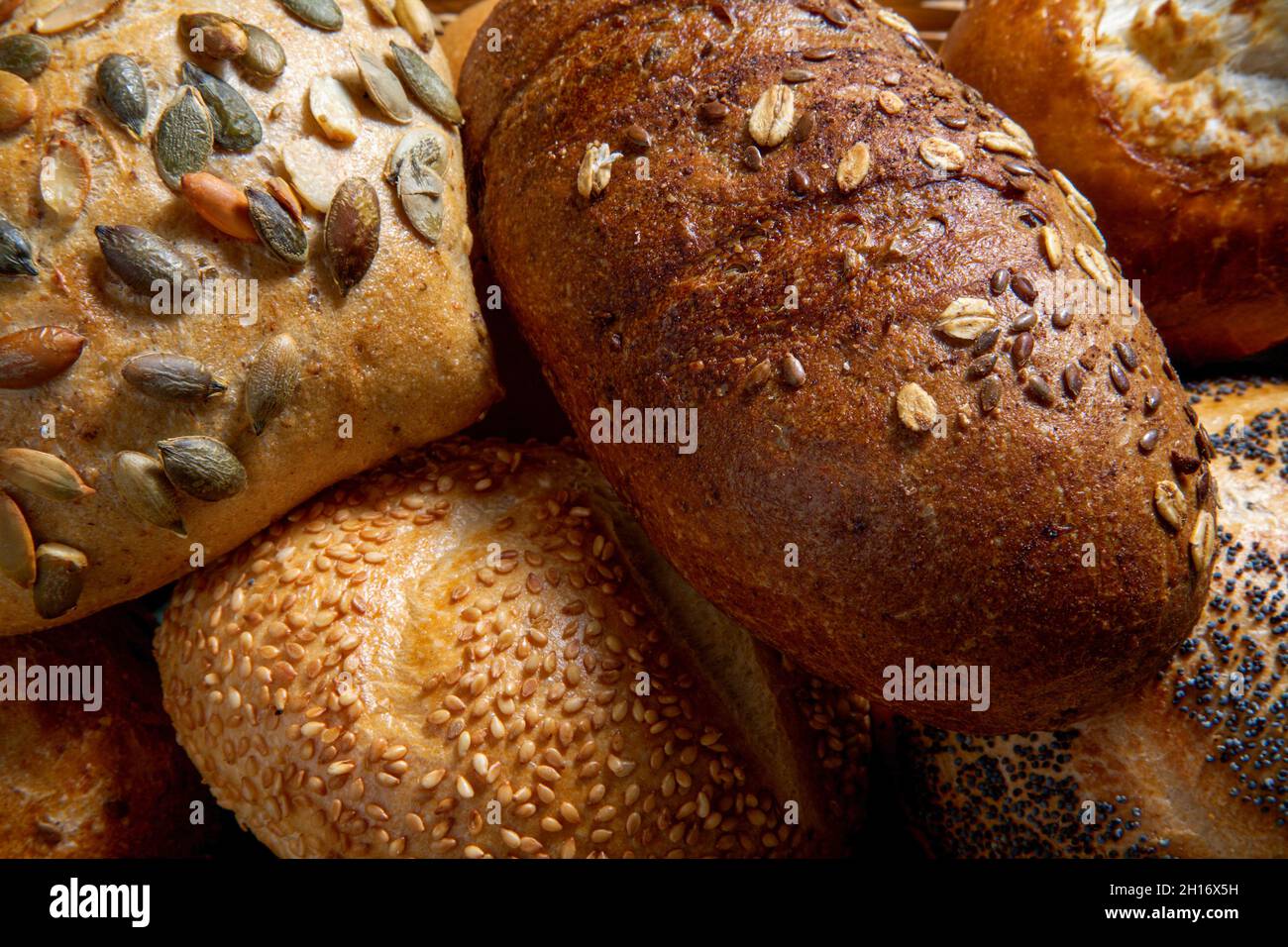 Verschiedene Brotsorten von oben Stockfoto