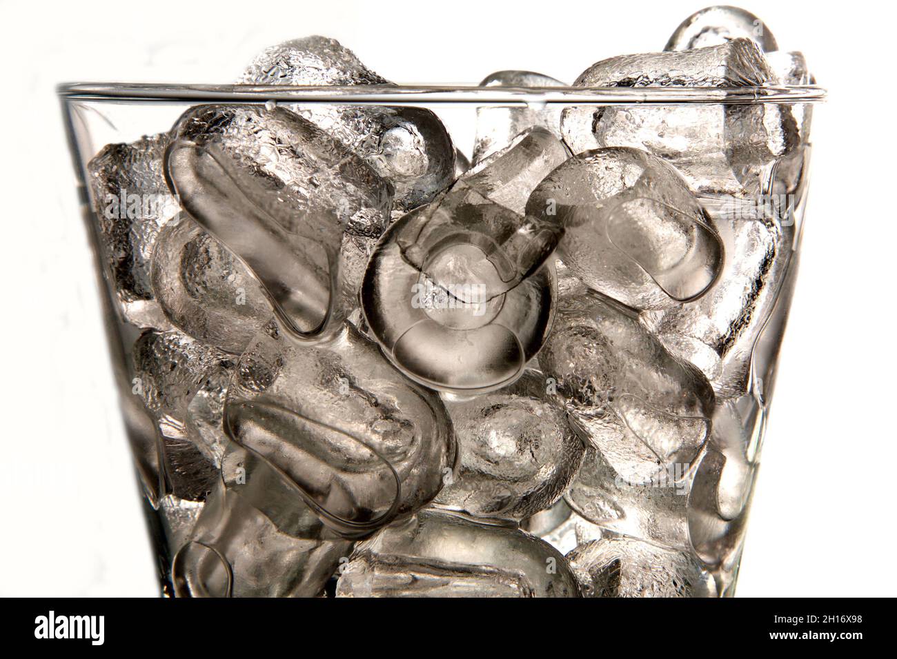 Eiswürfel in Glas isoliert auf weißem Hintergrund Stockfoto
