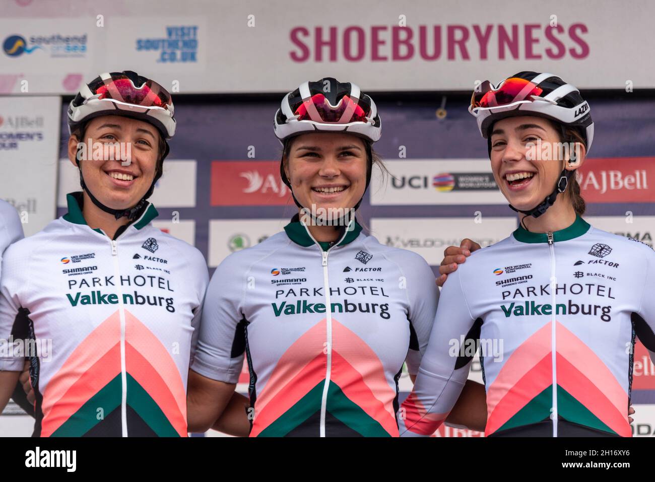 Kirstie van Haaften, Amber van der Hulst, Pien Limpens Vorbereitung auf das Women's Tour-Radrennen Etappe vier, beginnend bei Shoeburyness, Essex, Großbritannien Stockfoto