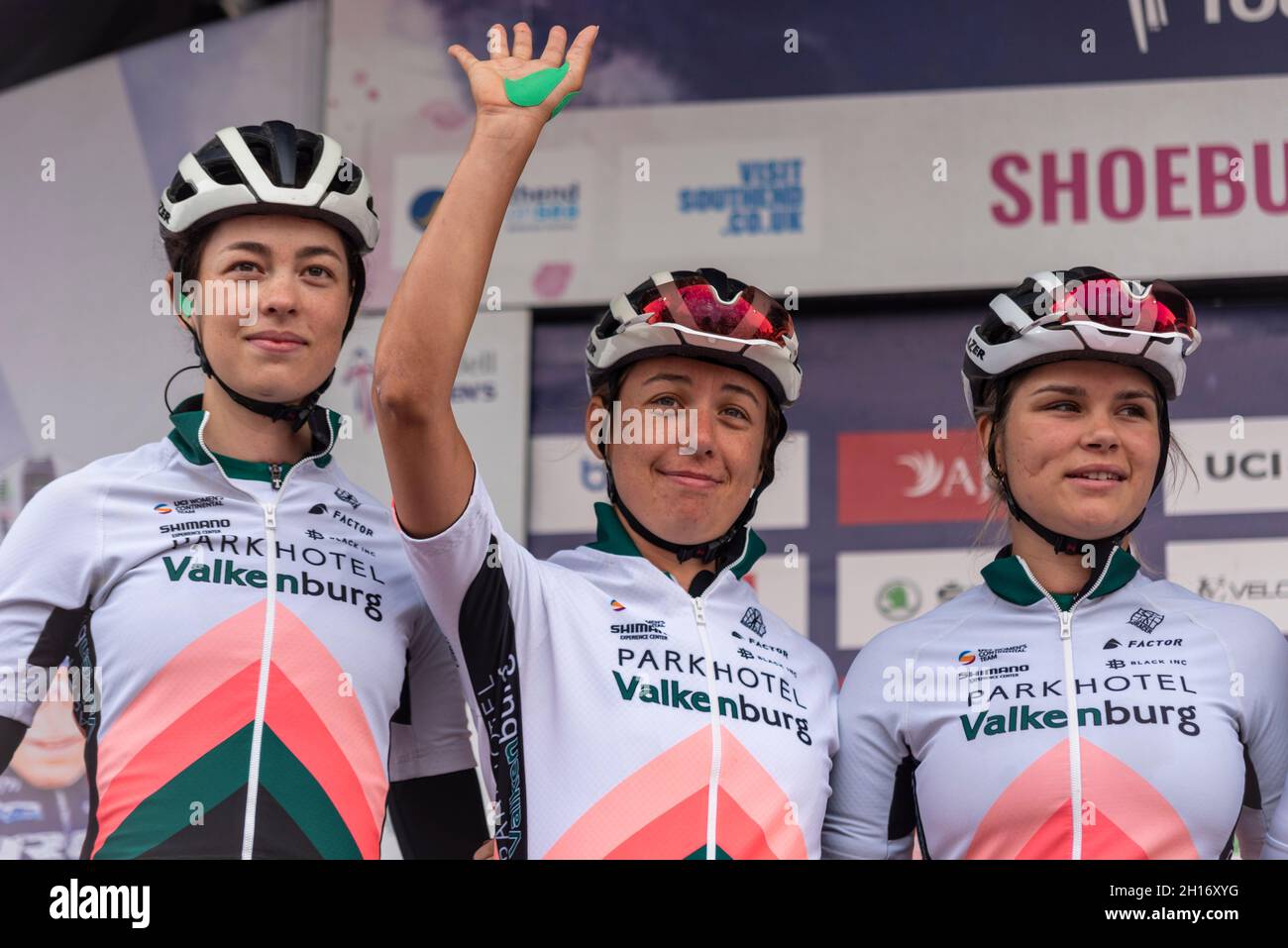 Mischa Bredewold, Kirstie van Haaften, Amber van der Hulst Vorbereitung auf das Women's Tour-Radrennen Etappe vier, beginnend bei Shoeburyness, Essex Stockfoto