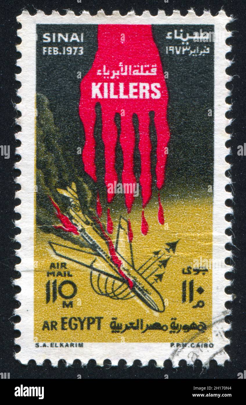 ÄGYPTEN - UM 1973: Briefmarke gedruckt von Ägypten, zeigt fallendes Flugzeug, stilisierte Bluthand, um 1973 Stockfoto