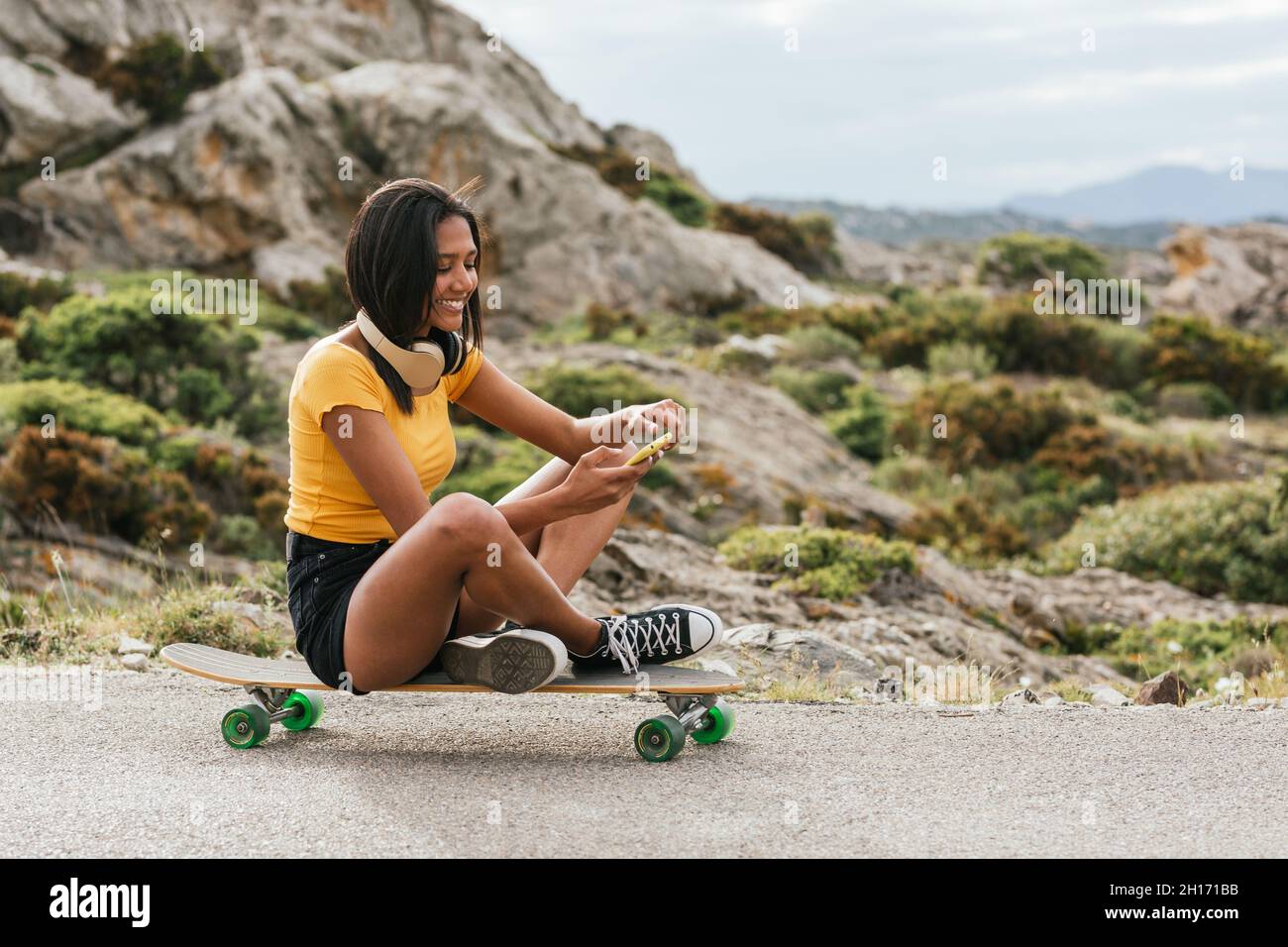 Voller Körper positiver junger Freunde auf Rollschullaufbahn, die angenehme gemeinsame Freizeit genießen Stockfoto