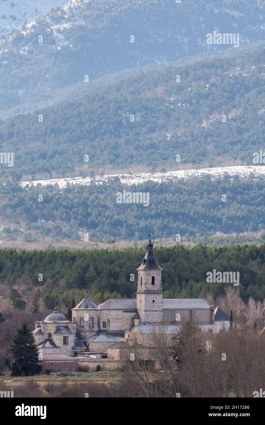 Historisches Santa Maria de El Paular mit Turm in Rascafria Stadt in der Nähe von Nadelbäumen wachsen in dichten Wäldern in Spanien Stockfoto