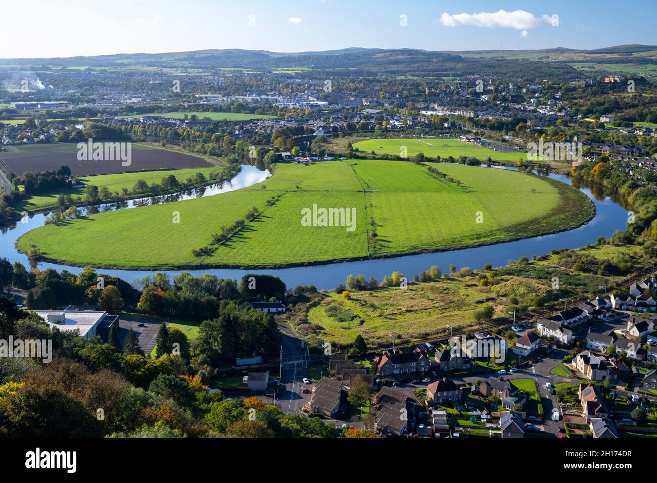 Herbstblick vom Wallace Monument mit Blick über den gewundenen Fluss Forth nach Stirling und Stirling Castle Stockfoto