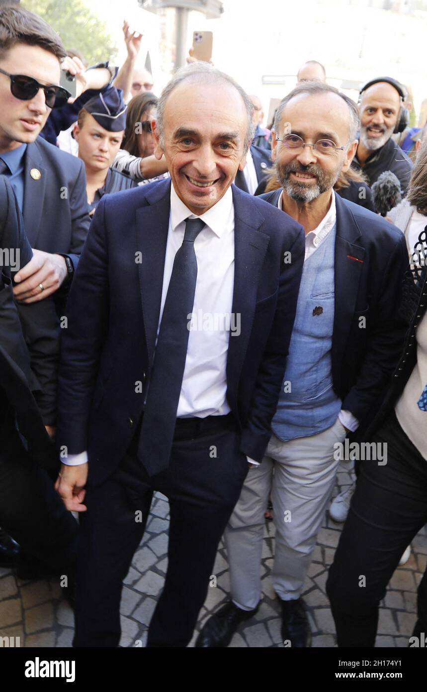 Der rechtsextreme Medienprecher Eric Zemmour wird vom Bürgermeister von Beziers, Robert Menard, und seiner Frau Emmanuelle Menard begrüßt, als sie am 16. Oktober 2021 im südwestlichen Frankreich in Beziers während einer Werbetour für sein Buch „Frankreich hat nicht sein letztes Wort gesagt“ (La France n’a pas dit son dernier mot) spazieren gehen. Ménard hat immer von der "Vereinigung der Rechte" geträumt. Der Bürgermeister versuchte, Marine Le Pen und Éric Zemmour, der durch seine Stadt ging, zu vereinen. Während sich Frankreich „an einem entscheidenden Punkt“ befindet, bat er seinen Freund, sich mit Marine Le Pen „nächsten Februar zu treffen“, wenn sich die Dinge herauskristallisieren. Klar, wer auch immer in t zurückliegt Stockfoto