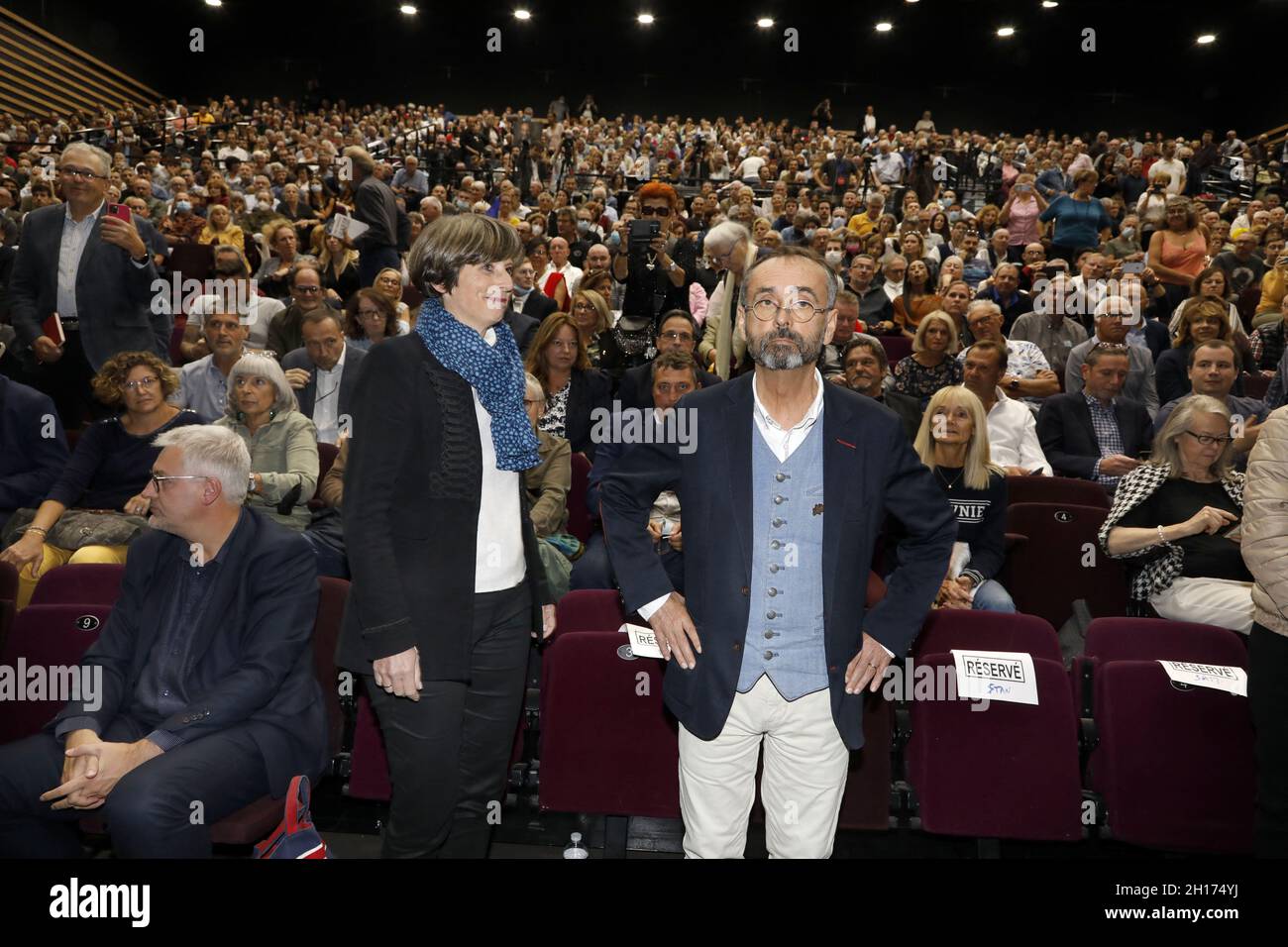 Der Bürgermeister von Beziers, Robert Menard, und seine Frau Emmanuelle Menard, besuchen Eric Zemmour auf seiner Werbetour für sein Buch „France has not said its Last Word“ (La France n’a pas dit son dernier mot) am 16. Oktober 2021 in Beziers, Südfrankreich. Ménard hat immer von der "Vereinigung der Rechte" geträumt. Der Bürgermeister versuchte, Marine Le Pen und Éric Zemmour, der durch seine Stadt ging, zu vereinen. Während sich Frankreich „an einem entscheidenden Punkt“ befindet, bat er seinen Freund, sich mit Marine Le Pen „nächsten Februar zu treffen“, wenn sich die Dinge herauskristallisieren. Klar, wer in den Umfragen zurückliegt, gibt das Präsidentschaftsrennen zugunsten des o auf Stockfoto