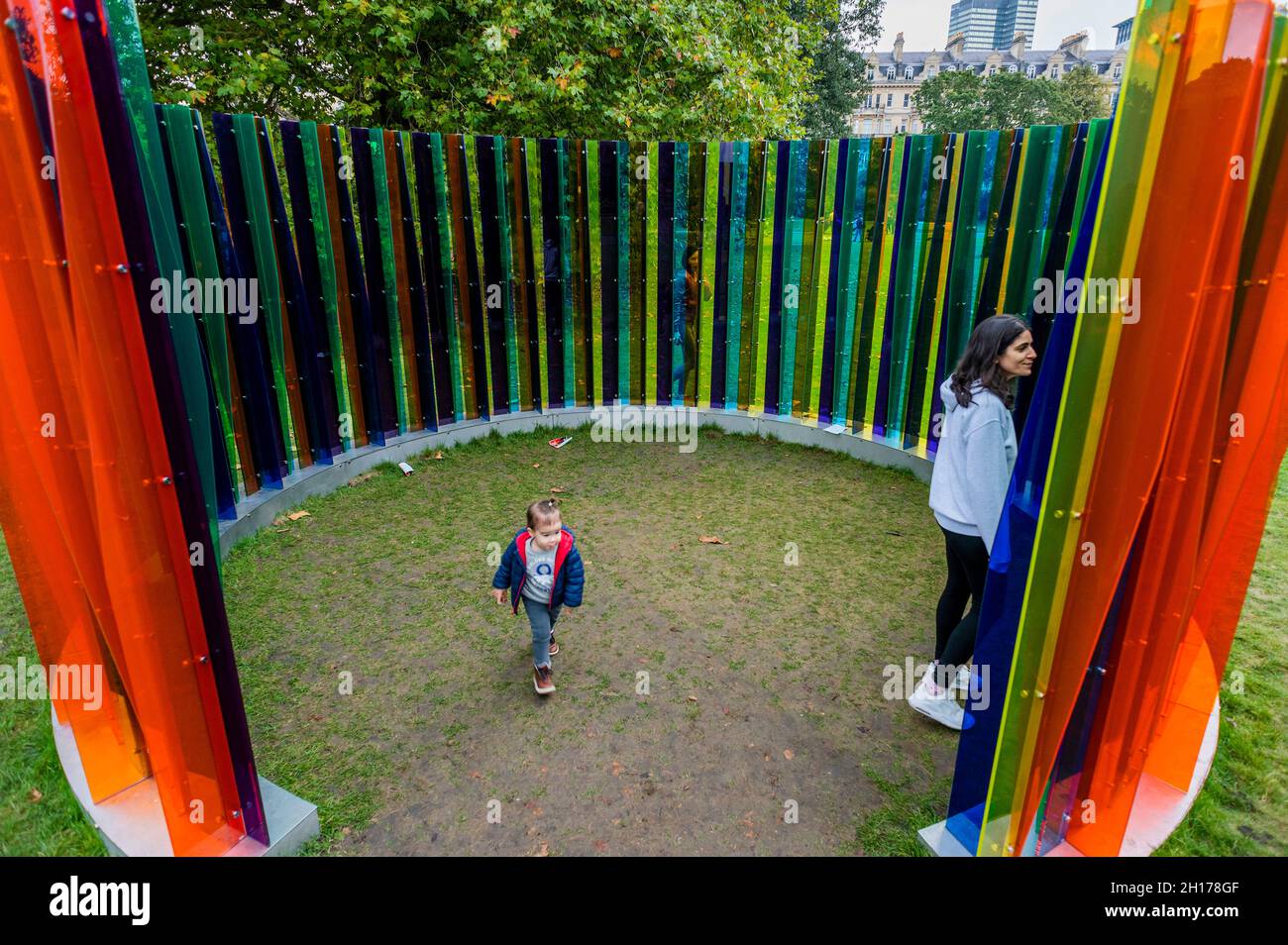 London, Großbritannien. Oktober 2021. Carlos Cruz-Diez, Environnement de Transchromie Circulaire, 1965-2017 (aus der Galerie Philippe Gravier) - Frieze Sculpture, eine der größten Freiluftausstellungen in London, darunter Arbeiten internationaler Künstler im Regent's Park. Kredit: Guy Bell/Alamy Live Nachrichten Stockfoto