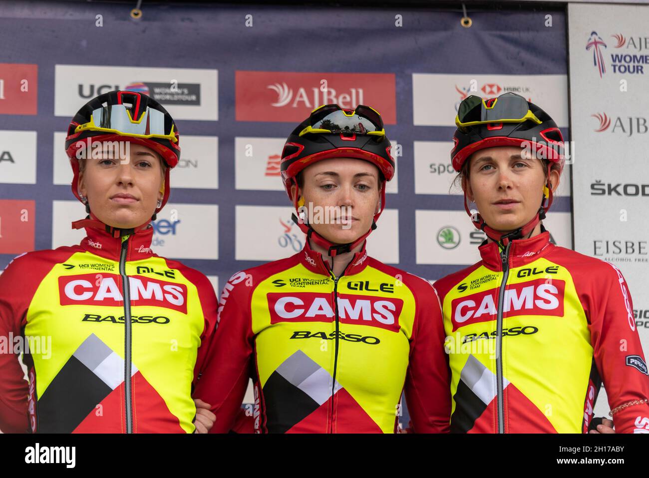 Katie Scott, Becky Storrie, Natalie Grinczer von Team CAMS Basso bei der Vorbereitung auf das Women's Tour Radrennen Etappe vier, beginnend mit Shoeburyness Stockfoto