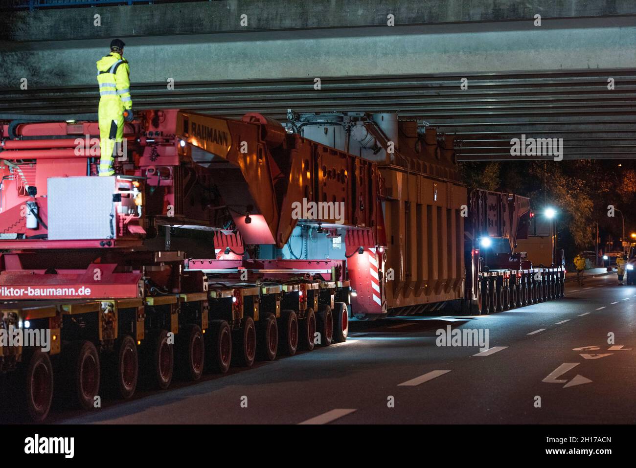 Rostock, Deutschland. Oktober 2021. Ein Lastkraftwagen fährt auf der Bundesstraße B 110 in Rostock unter einer Brücke auf der Autobahn A19 hindurch. Durch den Transport eines Transformators, der per Schiff nach Rostock und von dort über die Autobahn zum Umspannwerk in Parchim transportiert wird, ist die A19 für kurze Zeit gesperrt. Der Schwertransport ist etwa 86 m lang, 4.20 m breit, 4.70 m hoch und wiegt ca. 450 t.. Quelle: Frank Hormann/dpa/Alamy Live News Stockfoto