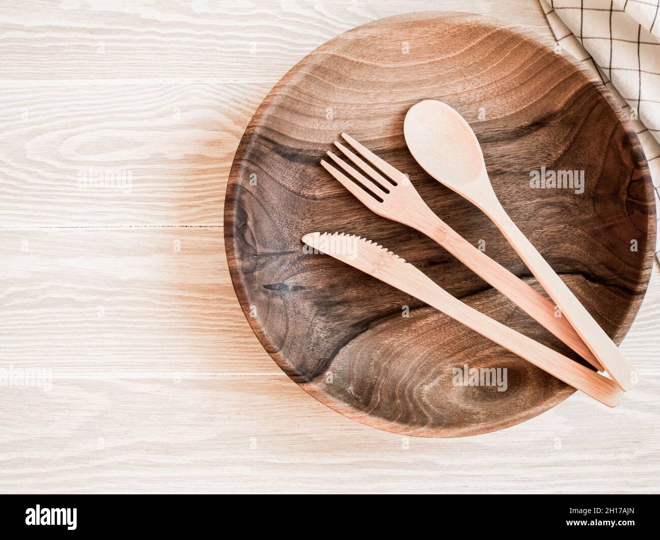 Zero Waste Küchenkonzept. Verschiedene Holzartikel für Öko-Haus. Schöne Holzplatte und Bambus Besteck für Lebensmittel auf Holz weißen Tisch. Draufsicht. Kopie sp Stockfoto