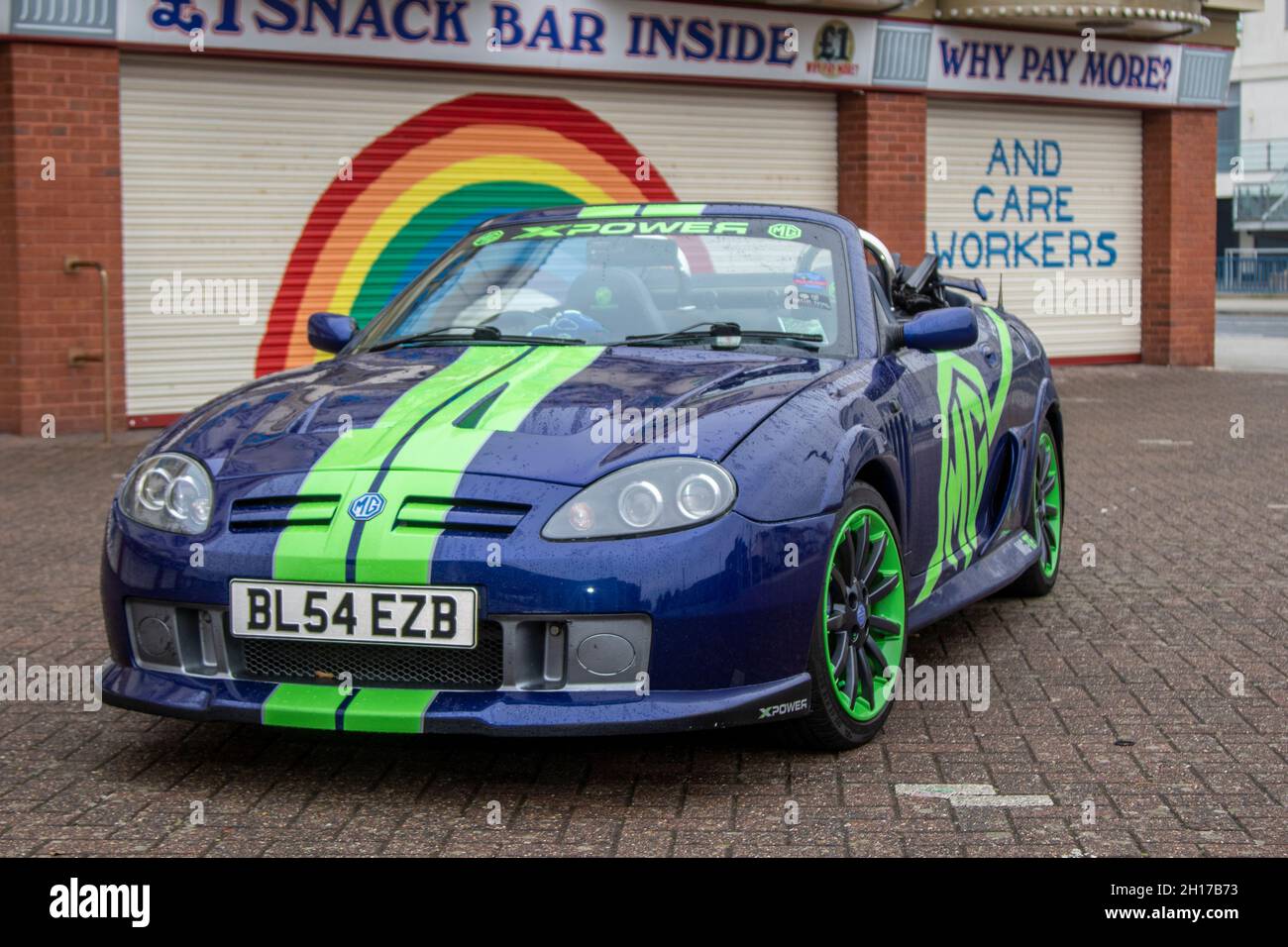 2004 blaues Custom MG TF 5-Gang-Schaltgetriebe XPower 1796 ccm Cabriolet, geparkt an der Strandpromenade von Southport, Merseyside, Großbritannien Stockfoto