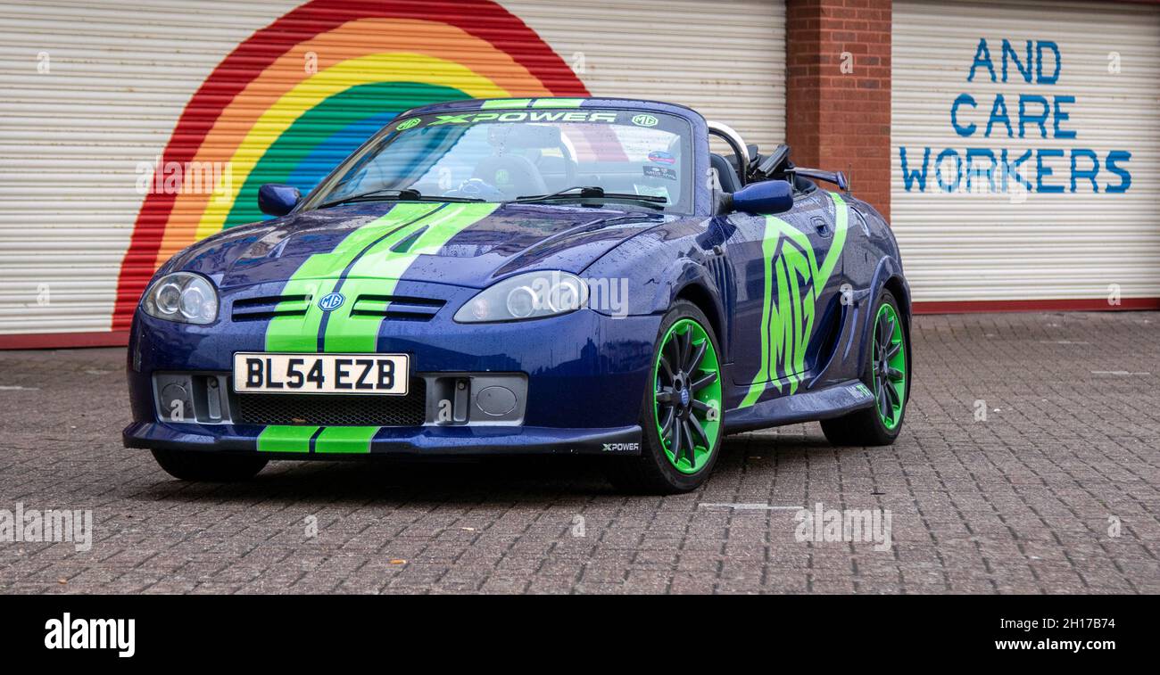 2004 blau Custom MG TF 5 Speed Schaltgetriebe XPower 1796cc geparkt an der Southport Strandpromenade, Merseyside, Großbritannien Stockfoto