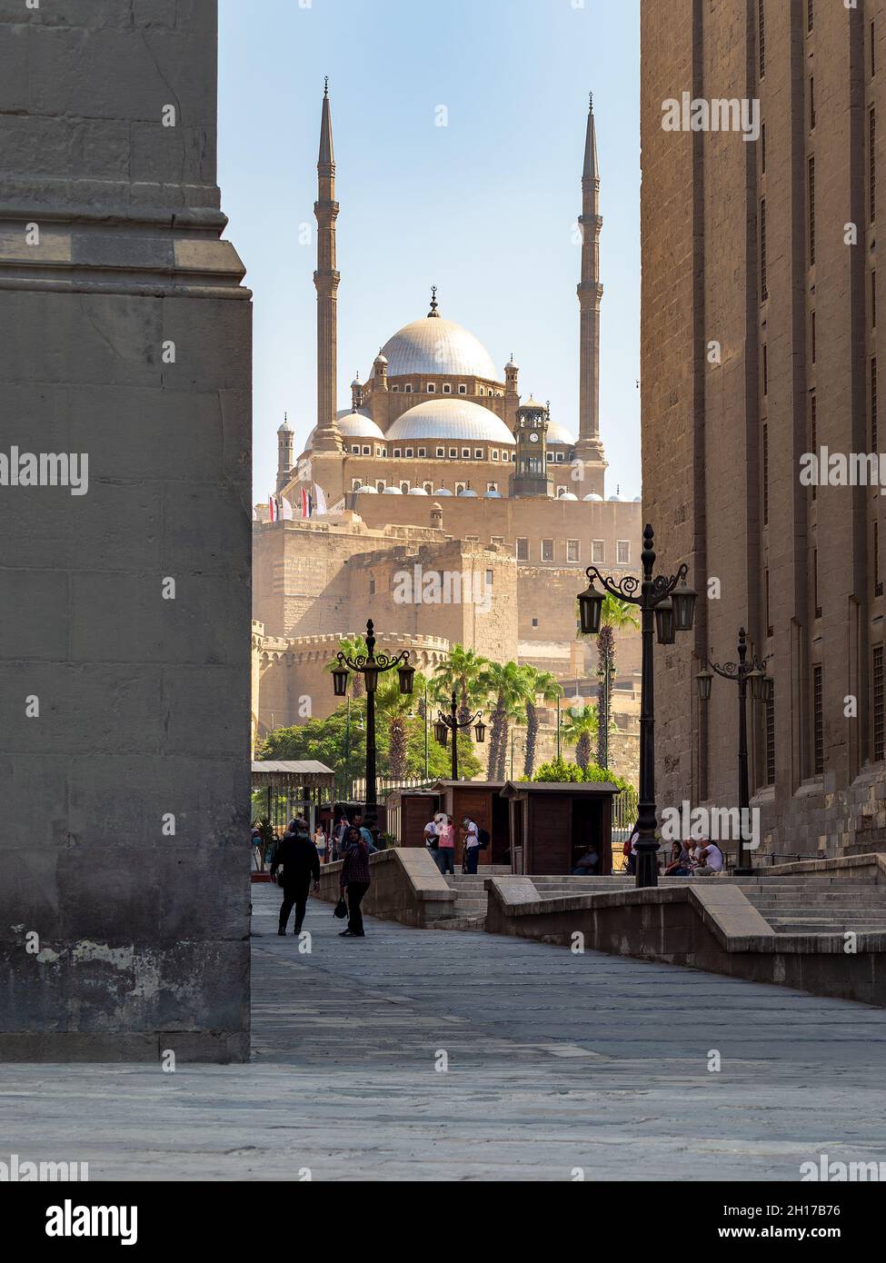 Kairo, Ägypten - 25 2021. September: Tagesaufnahme der Großen Moschee von Muhammad Ali Pascha, eingerahmt von der Al Rifai Moschee und der Sultan Hassan Moschee, die sich in der Zitadelle von Kairo befinden Stockfoto