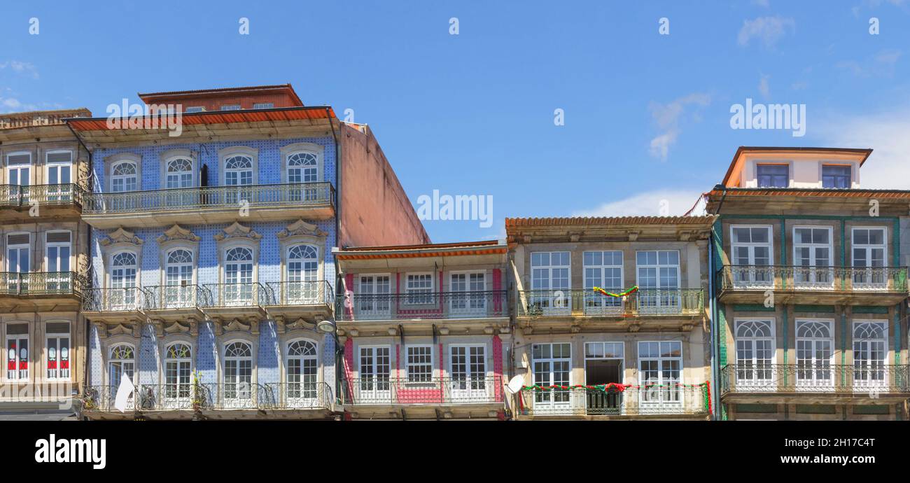 Fassaden von Häusern auf der Rua dos Clerigos Straße. Porto. Portugal Stockfoto